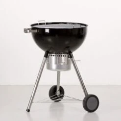 Mastercook - Barbecue A Carbonella Diametro Griglia 57 Cm, Barbecue Con Ruote E Coperchio, BBQ A Carbone Dotato Di Termometro E Sistema Raccogli Cenere, Altezza Griglia Da Terra 78 Cm Nero -Sconto Weber || Campingaz || OUTSUNNY in Italia 14864725 2