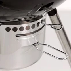 Mastercook - Barbecue A Carbonella Diametro Griglia 57 Cm, Barbecue Con Ruote E Coperchio, BBQ A Carbone Dotato Di Termometro E Sistema Raccogli Cenere, Altezza Griglia Da Terra 78 Cm Nero -Sconto Weber || Campingaz || OUTSUNNY in Italia 14864725 4